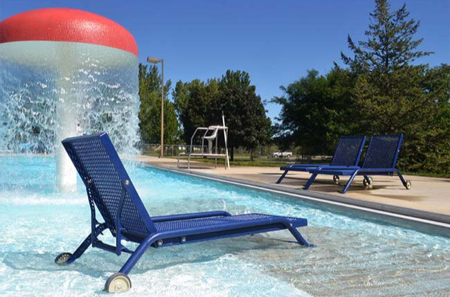 Model #PPS900101O2ALEA2. Blue wheeled outdoor chaise lounge with adjustable backrest.